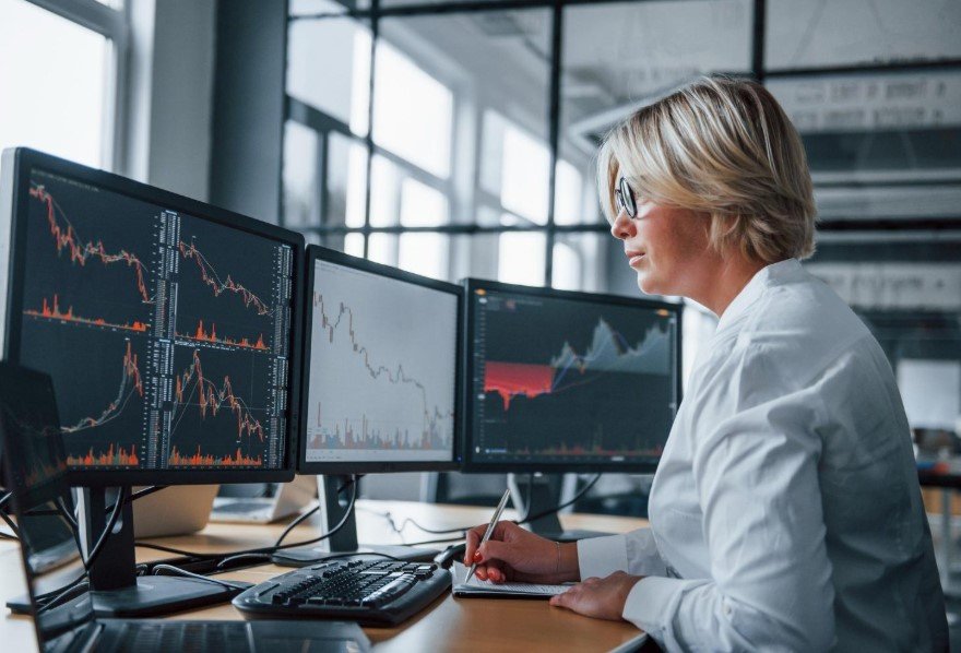 How Interest Rate Decisions Influence Stock and Crypto Markets